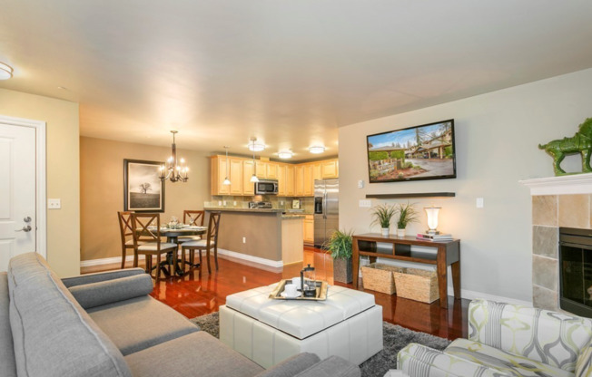 Beautiful Top-Floor 2BR/2BA Condo – Walk to Totem Lake, Parks & More