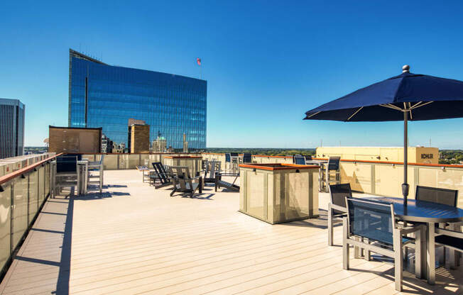 Rooftop Lounge With Outdoor Kitchen And Mountain Views at Residences at Richmond Trust, Richmond, VA