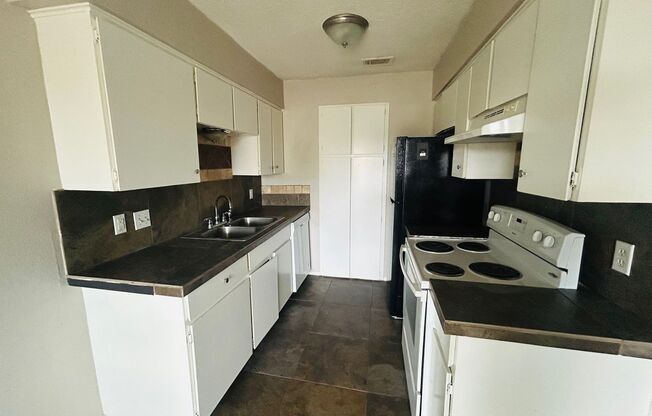 1 bed, 1 bath, 595 sqft, $895, Unit 17A