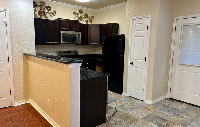 Adorable townhome with 3 bedrooms, 2.5 baths near Medical Center and Loop 410!