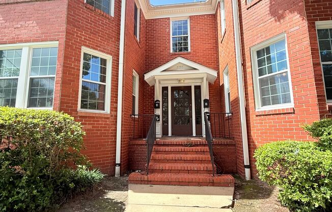 Bright & Spacious 2BR Unit w/ Bay Windows!