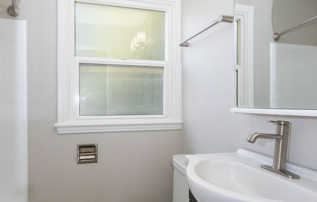 2 beds, 1 bath, 1,050 sqft, $1,900, Unit 4043