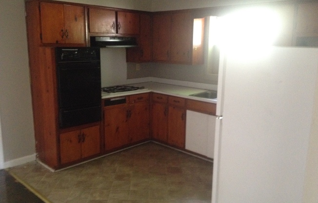 3 beds, 1.5 baths, $995