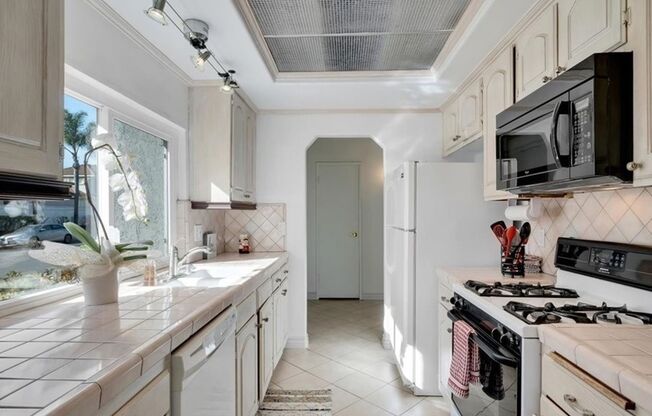 Beautiful 3 bed / 2.5 bath Townhome with Patio and 2 car garage in Huntington Beach