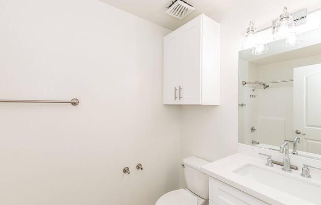 2 beds, 2 baths, 880 sqft, $3,020