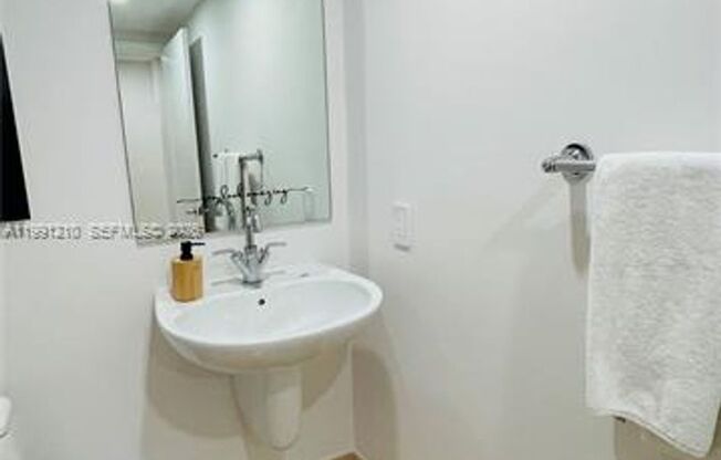 1 bed, 1 bath, 981 sqft, $3,350, Unit 41 SE 5th St # 2305