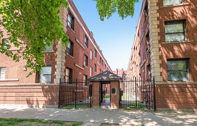 2 beds, 1 bath, 1,000 sqft, $1,553.75, Unit 4242 - 2E