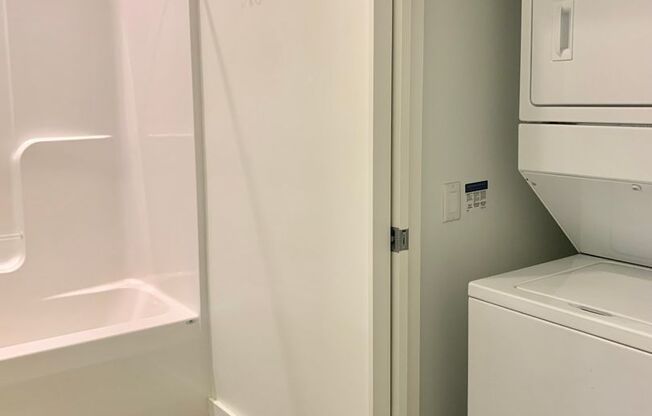 Studio, 1 bath, 600 sqft, $1,380, Unit 205