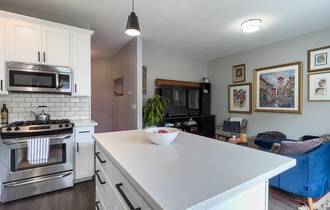 Beautiful 3 bedroom, 2.5 bath home in North Portland! Amazing Modern Kitchen and Great Natural Lighting!!