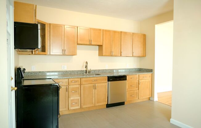 2 beds, 1 bath, 940 sqft, $1,995, Unit #4R