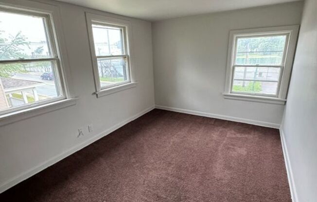 3 beds, 1 bath, $890