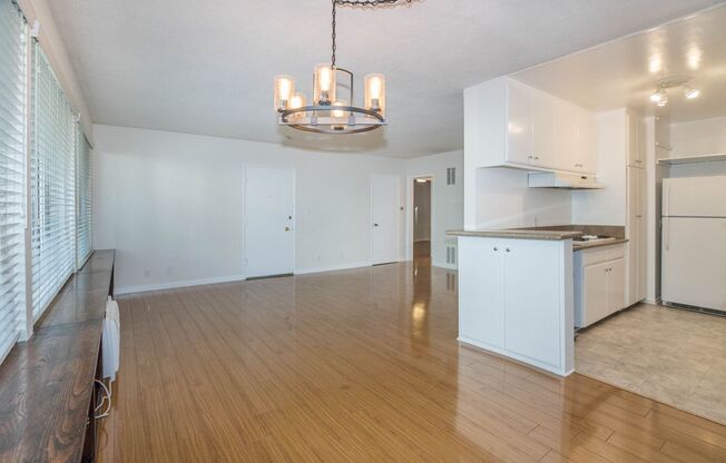 8207 De Longpre Ave.