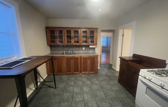 2 beds, 1 bath, 1,100 sqft, $2,400, Unit 2