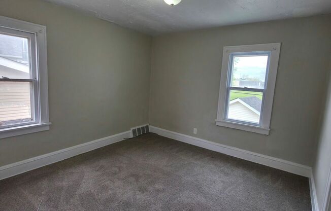 3 beds, 1 bath, $1,200, Unit #2