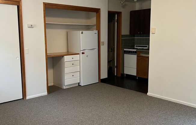 Studio, 1 bath, $1,195, Unit 2708-C