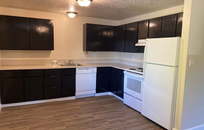 2 beds, 1 bath, 725 sqft, $1,295, Unit #12