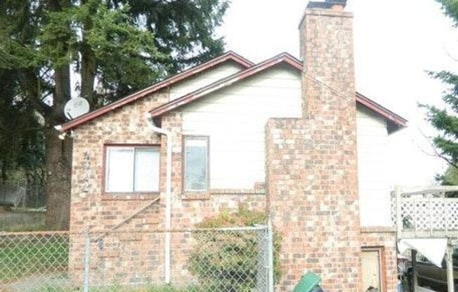 2 bedroom with fully fenced yard in bremerton, close to everything