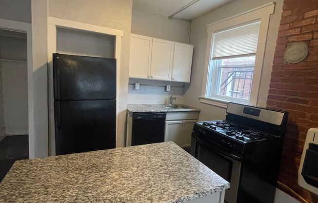 2 beds, 1 bath, $1,300, Unit #11