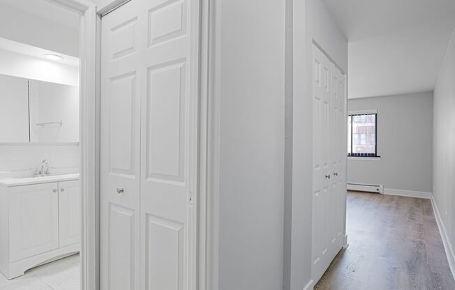 Studio, 1 bath, 295 sqft, $1,475, Unit 333