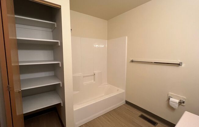 2 beds, 1 bath, 868 sqft, $1,605, Unit 7