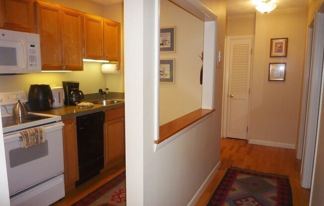 2 beds, 1 bath, 900 sqft, $3,450, Unit 32