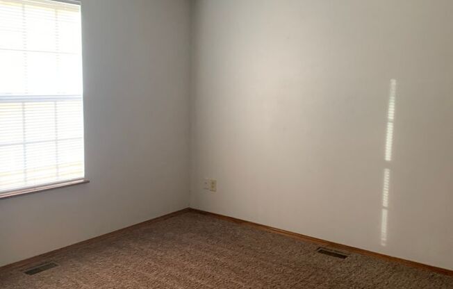 3 beds, 1 bath, $925