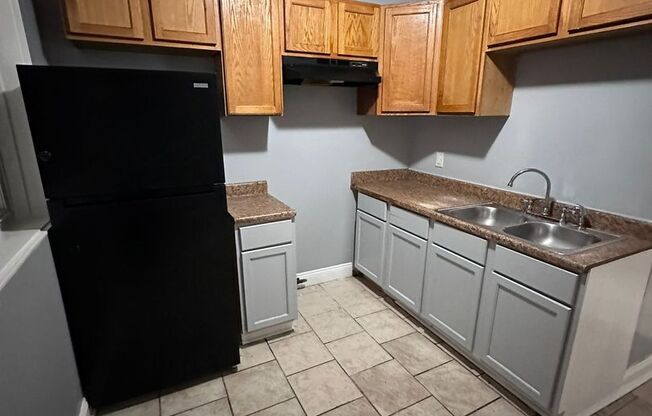 3 beds, 1 bath, $2,182, Unit 8008-1