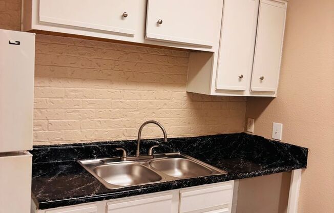 1 bed, 1 bath, 700 sqft, $1,250, Unit 2100