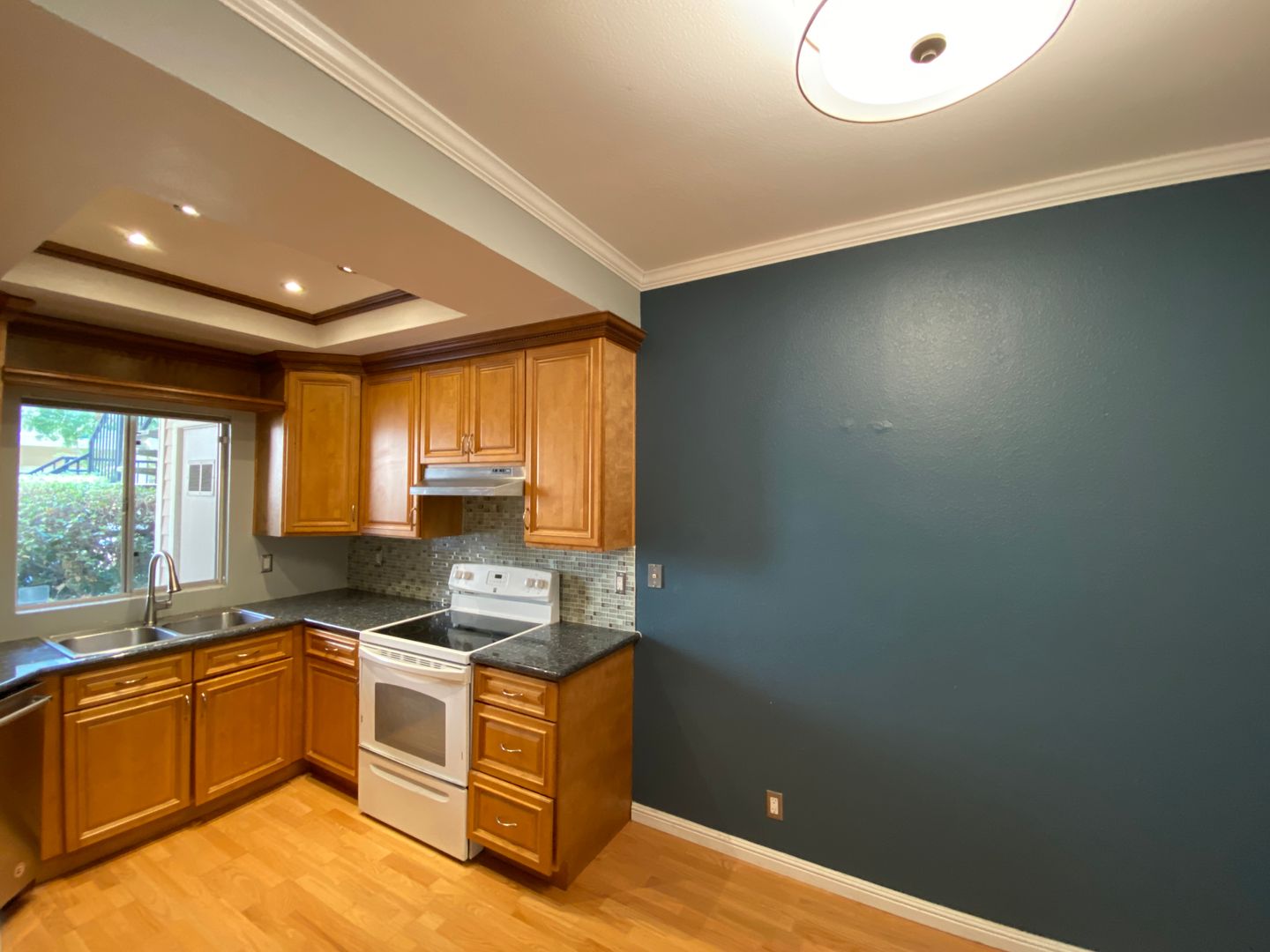 BLOSSOM VALLEY - Beautifully updated end unit condominium