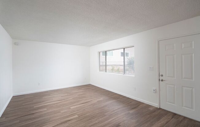 OPEN HOUSE: 11/21 3-5PM ~ 2 BR Cottage in Escondido with Parking!