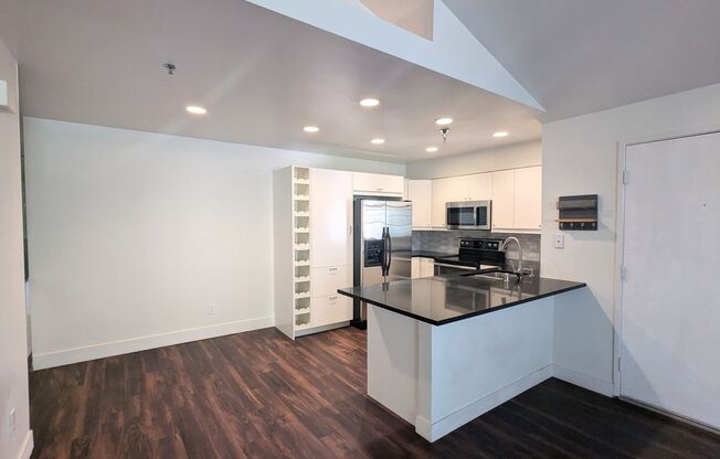 Rancho Bernardo Top Level 2 Bedroom/2 Bathroom Condo!