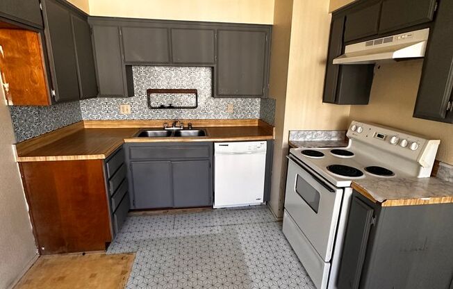 2 beds, 1 bath, $1,125, Unit D