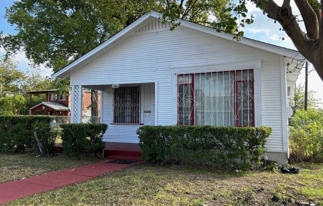 Newly renovated 3 bed/1 bath house for lease! Available Now!