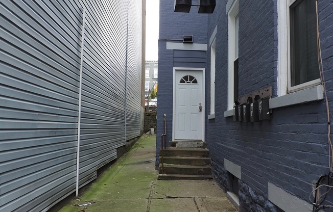 2337 W Clifton Apartments