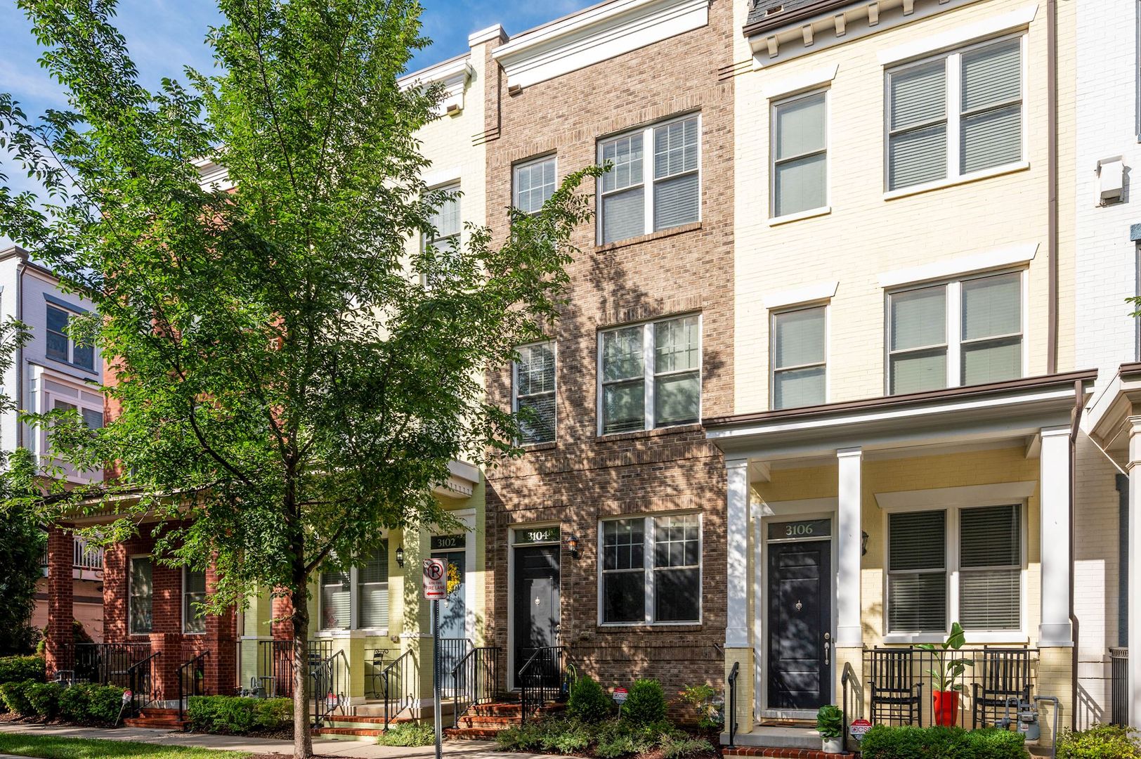 3 bedroom 2.5 bathroom TownHome // Brookland//Garage Parking & Rooftop Deck