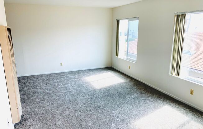 OCEAN BEACH APARTMENT 2 BLOCKS TO OB PIER & THE BEACH - 1BD/1BA - w/ DEDICATED PARKING!!