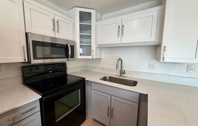 2 beds, 1 bath, 889 sqft, $1,699, Unit 10-5215