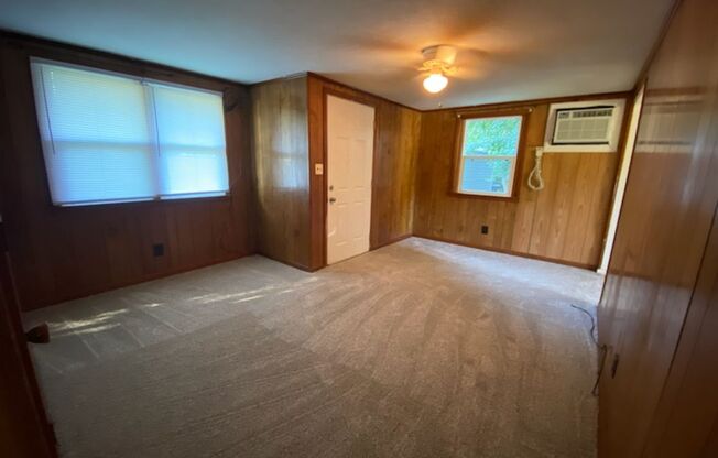 2 beds, 1 bath, $930