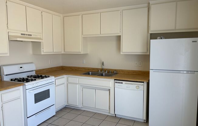 2 beds, 2 baths, $1,300, Unit C