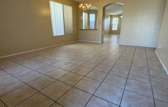 ⭐4 Bed / 2 Bath Single Level Phoenix Home with a 3 Car Garage⭐