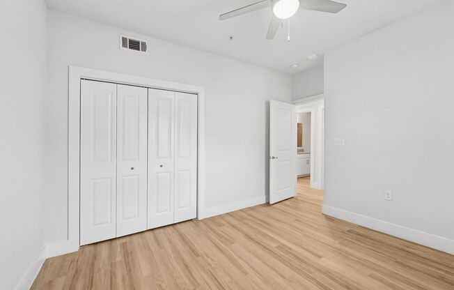 2 beds, 1 bath, 944 sqft, $1,375, Unit 323