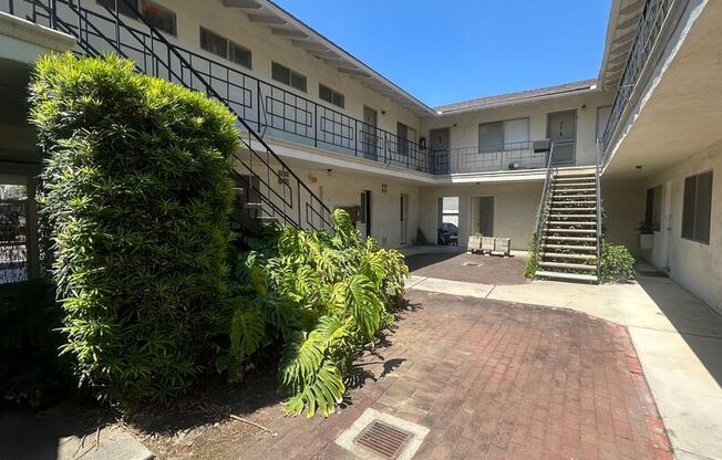 325 N GLENDORA AVE