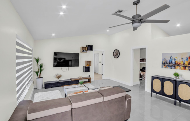 7381 NW 35 CT