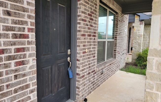 CORNER TOWNHOME FOR LEASE!! 3 BED/2 BATH/2-CAR GARAGE!!