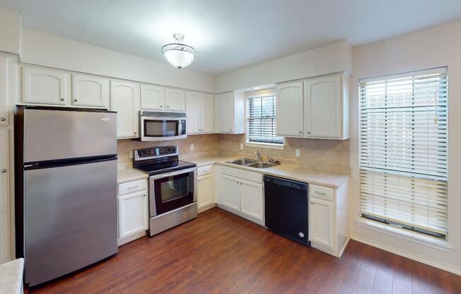 2/2.5 Condo at Canterbury Near Baylor!