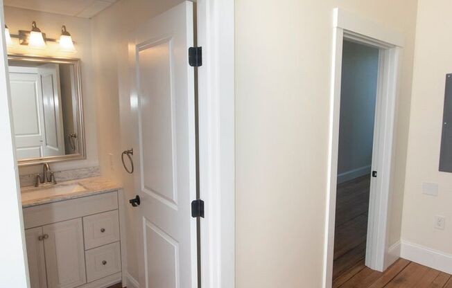 2 beds, 1 bath, $2,595, Unit 440 Central Ave - 203