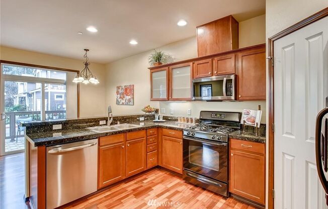 Large 3 Bedroom Townhouse - Bothell!