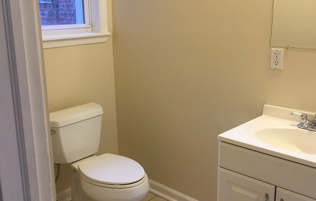 2 beds, 1 bath, $1,250, Unit 3217 W Montgomery - Unit A