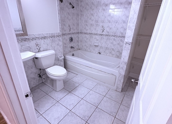 3 beds, 2 baths, 1,110 sqft, $5,100, Unit 30