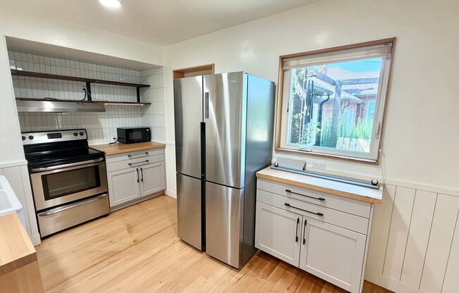 3BD/2BA SE Portland Gem featuring Spacious Backyard & Updated Interiors